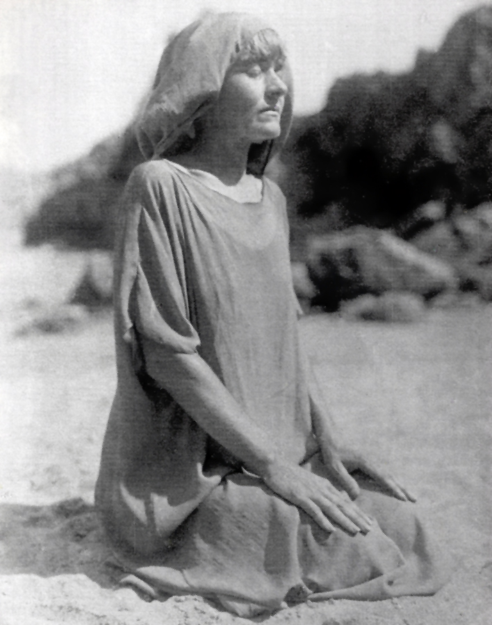 Uma foto de Jane Wolfe meditando em uma praia
